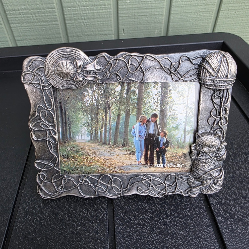 Pewter Cat Yarn Picture Frame 5x3.5 Silver Kitten Playing Free Standing Taiwan
